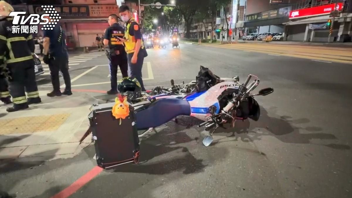 有片/救護車鳴笛!高雄重機騎士未避讓對撞 慘摔還遭重罰