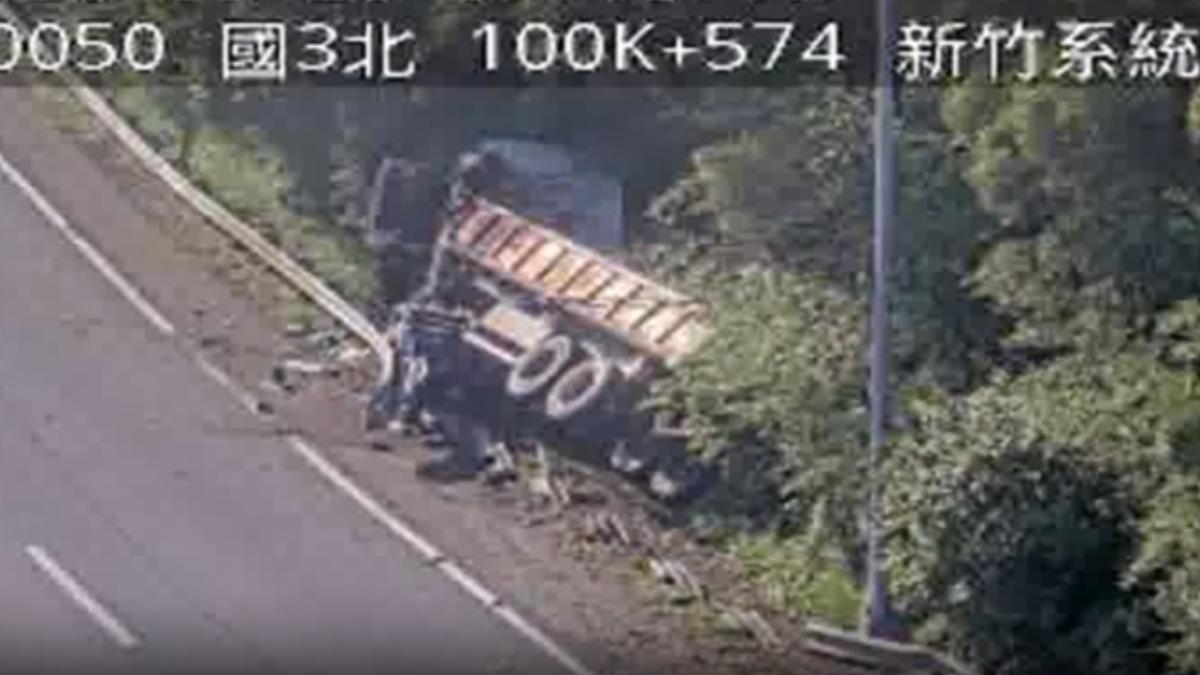 快訊/上班注意!國1接國3新竹系統「砂石車衝落邊坡」車流回堵中