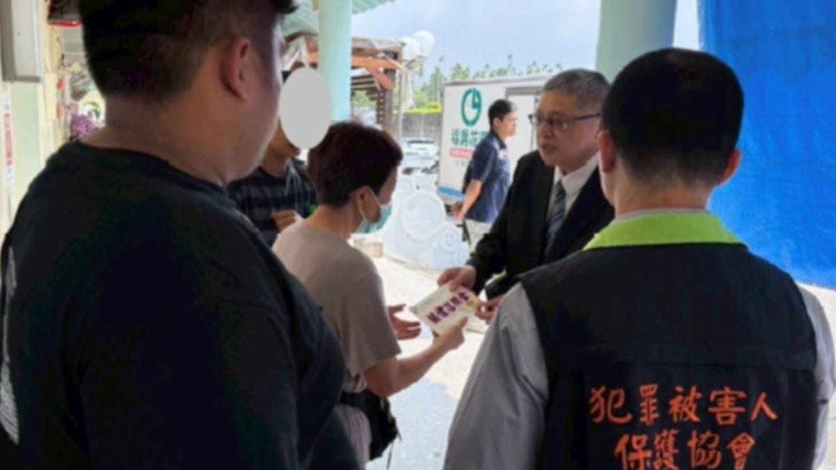 檢察長周士榆偕同南投犯保慰問死者家屬。（圖／南投地檢署提供）