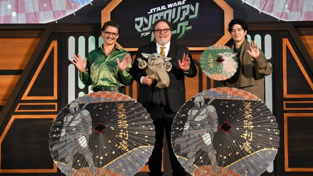 佩德羅帕斯卡（左起）、導演強法夫洛以及中島裕翔現身《曼達洛人與古古》東京首映。（圖／翻攝自IG）