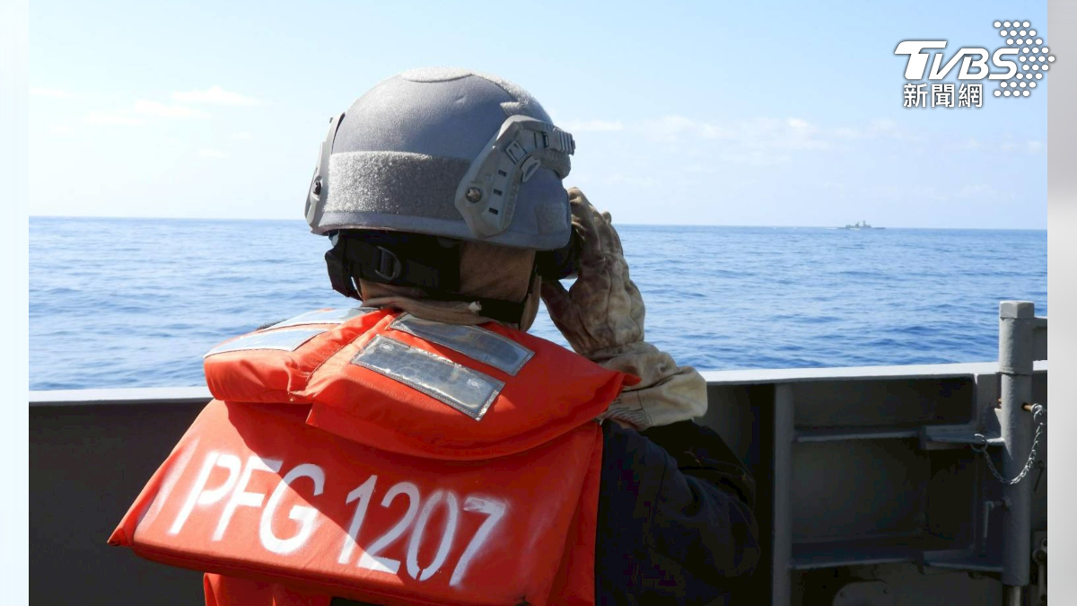 海軍武昌軍艦監控中共徐州艦(530)。(圖/國防部提供)