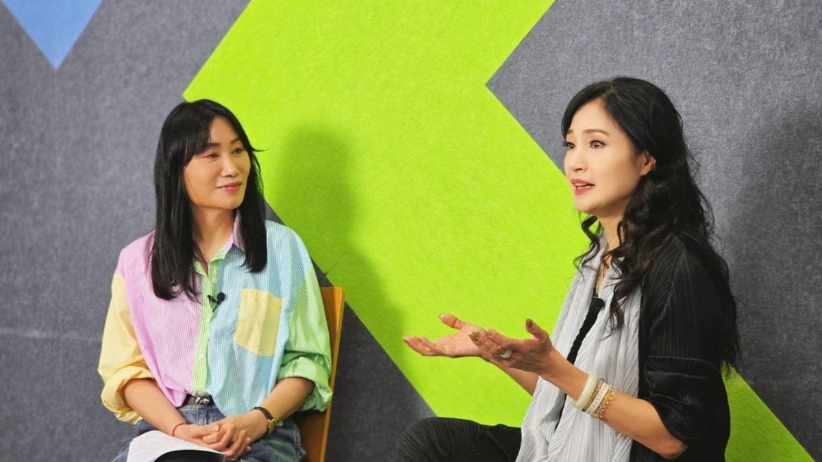 方季惟上TVBS娛樂頭條接受副總編輯楊起鳳(左)專訪。(圖／TVBS)