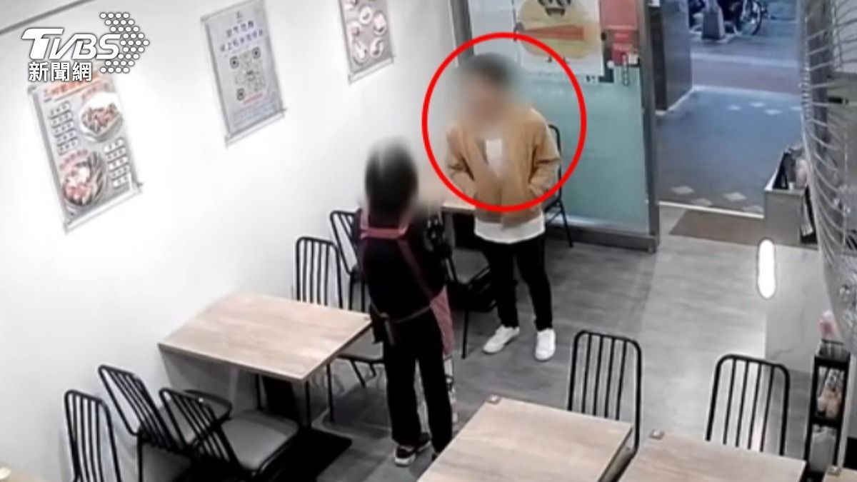兒護母衝早餐店吐口水,遭告恐嚇竟不起訴。(圖/TVBS)