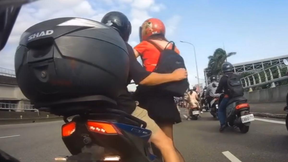 騎士見臨檢換位。（圖／WoWtchout - 地圖型行車影像分享平台）
