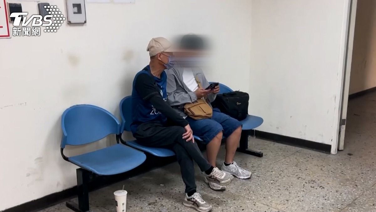 台南診所貨梯夾死清潔工「身首異處」丈夫悲痛無法相信，在韓國旅遊的女兒也改班機趕回台。（圖／TVBS）