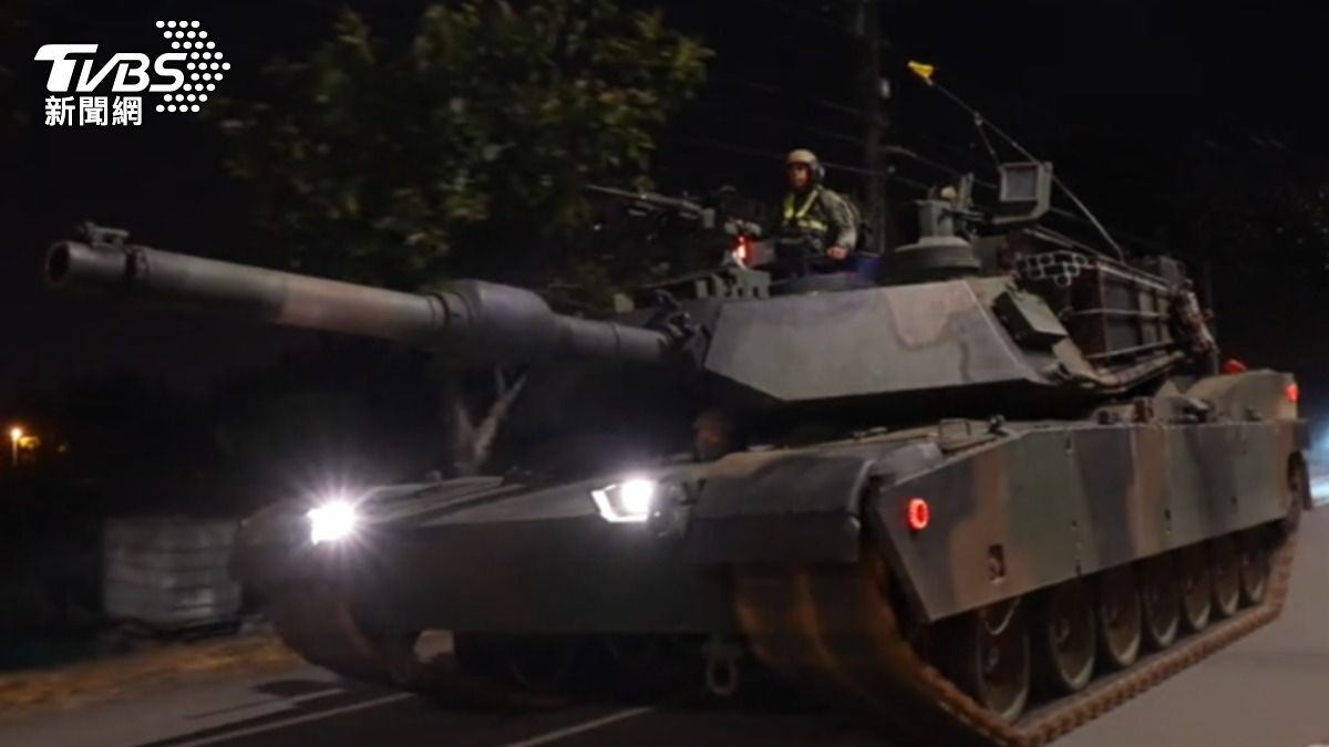 國軍執行Ｍ１Ａ２Ｔ戰車戰備偵巡，模擬新竹機場遭攻擊。（圖／TVBS）