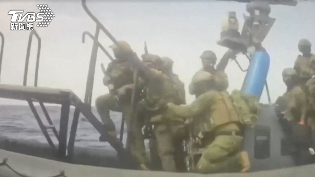 以軍對向加薩運送援助物資的船隊發動強勢攔截。(圖/達志影像路透社)