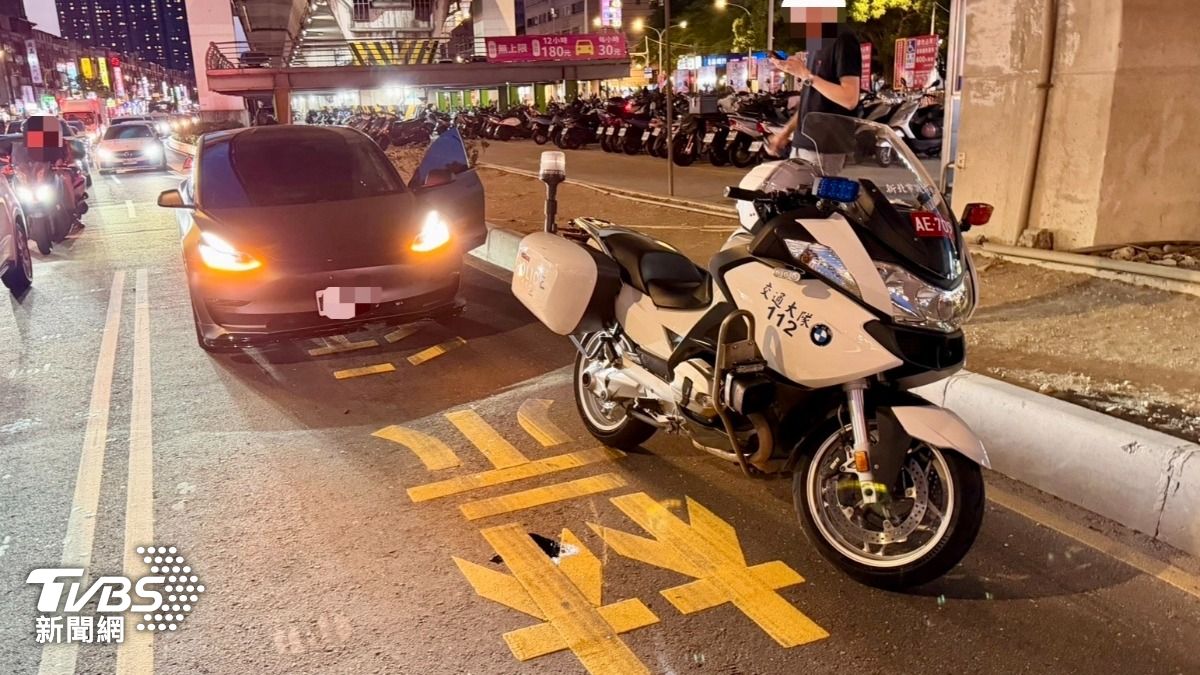 一名邱姓男子駕駛特斯拉行經文化路與民生路口時，疑似未注意前方追撞一名張姓員警。（圖／TVBS）
