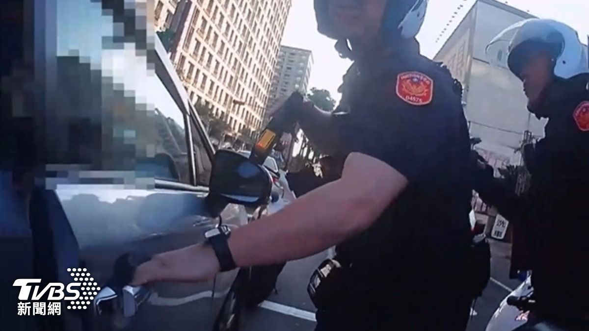 白牌車載六名非法移工,警路口包抄還想逃。(圖/TVBS)