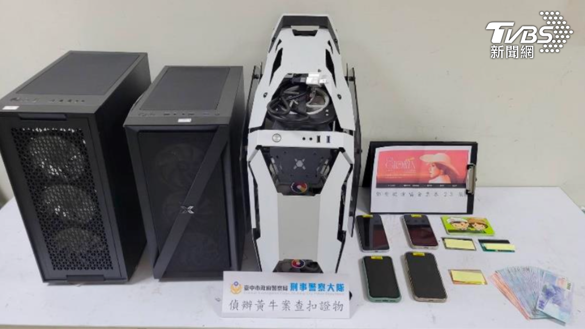 查扣電腦設備等證物。（圖／TVBS）
