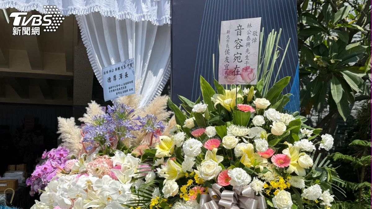 侯友宜也送花籃弔唁。（圖／陳祁攝）