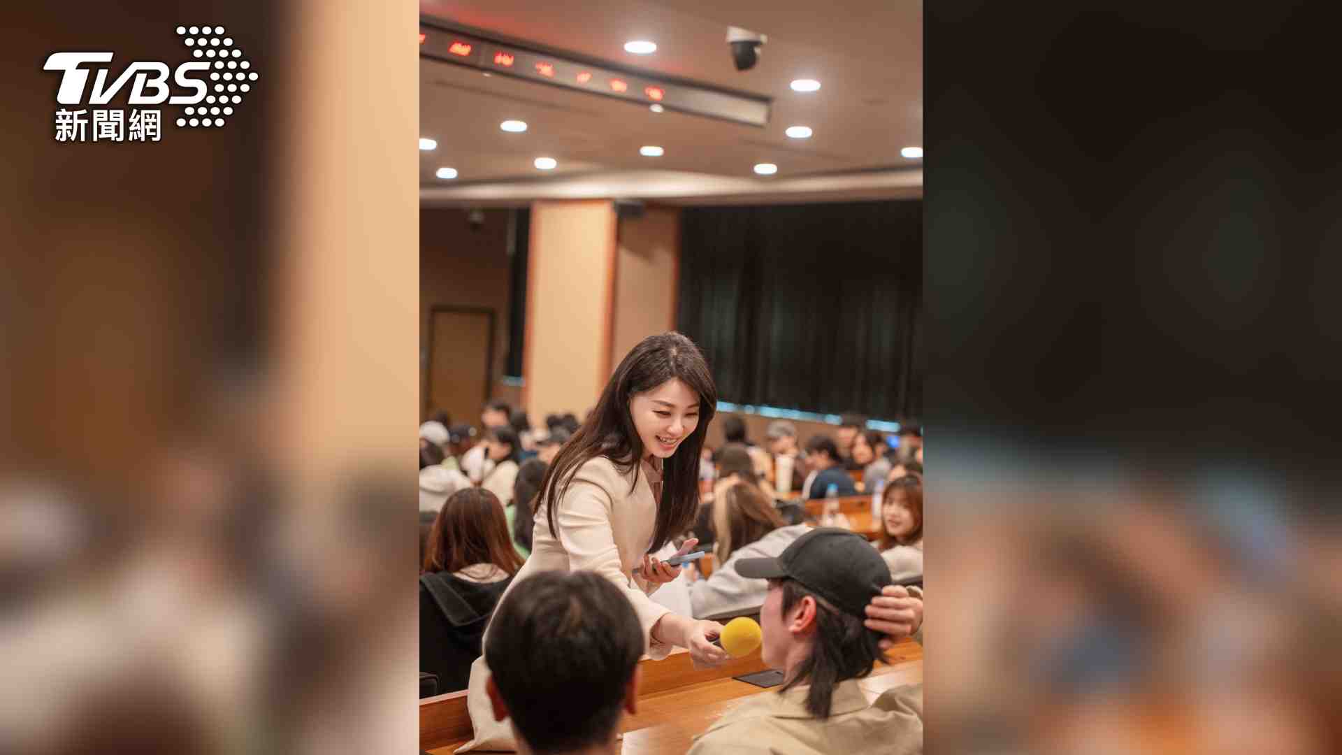 黃星樺勉勵學弟妹：「你們是最好的一代、AI的出現是超強工具與資源。但也是最辛苦的一代，因為技術不再是門檻，大家要成為多工的超級個體。」圖/TVBS