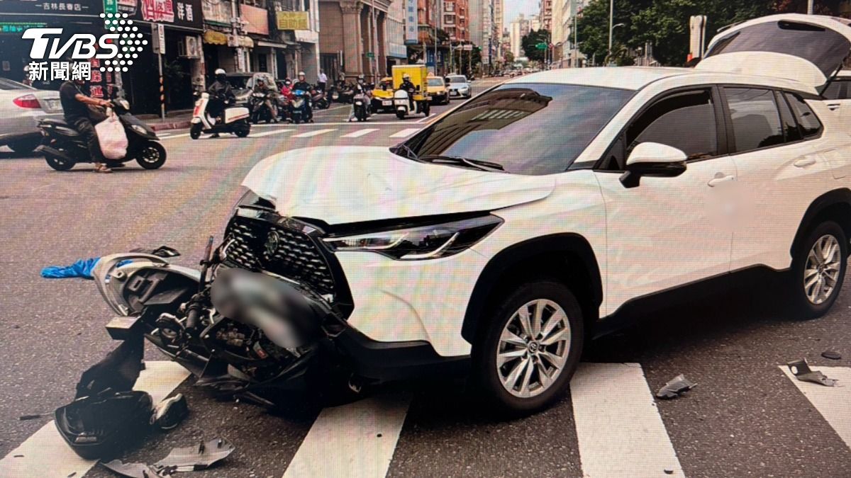 男子駕駛租賃車無照上路，搶快左轉撞死機車騎士。（圖／TVBS）