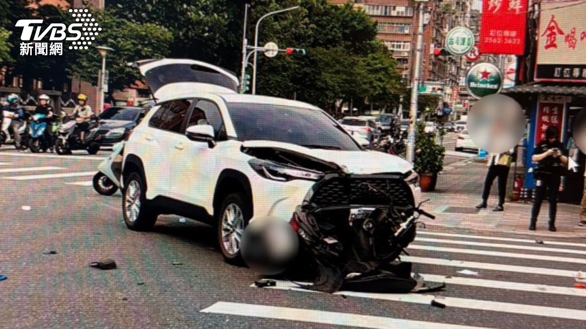 男子今年二月遭吊銷駕照，竟疑似用舊駕照影本承租租賃車上路。（圖／TVBS）
