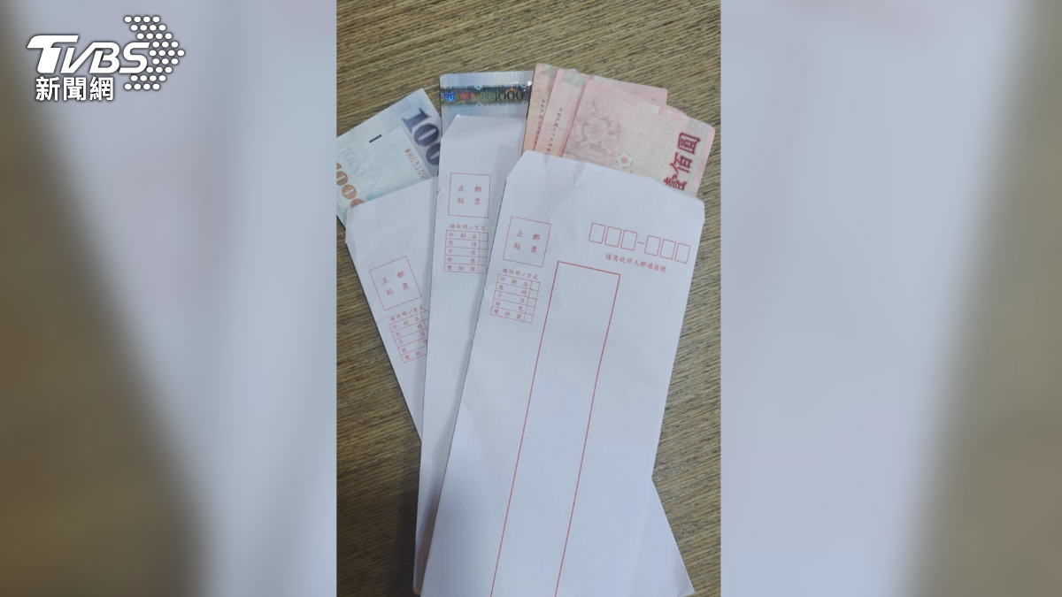 男騎士把千鈔與百鈔放進白色信封裡,隨機投遞住戶信箱,至少有4戶收到,4包總共3300元(圖/TVBS)