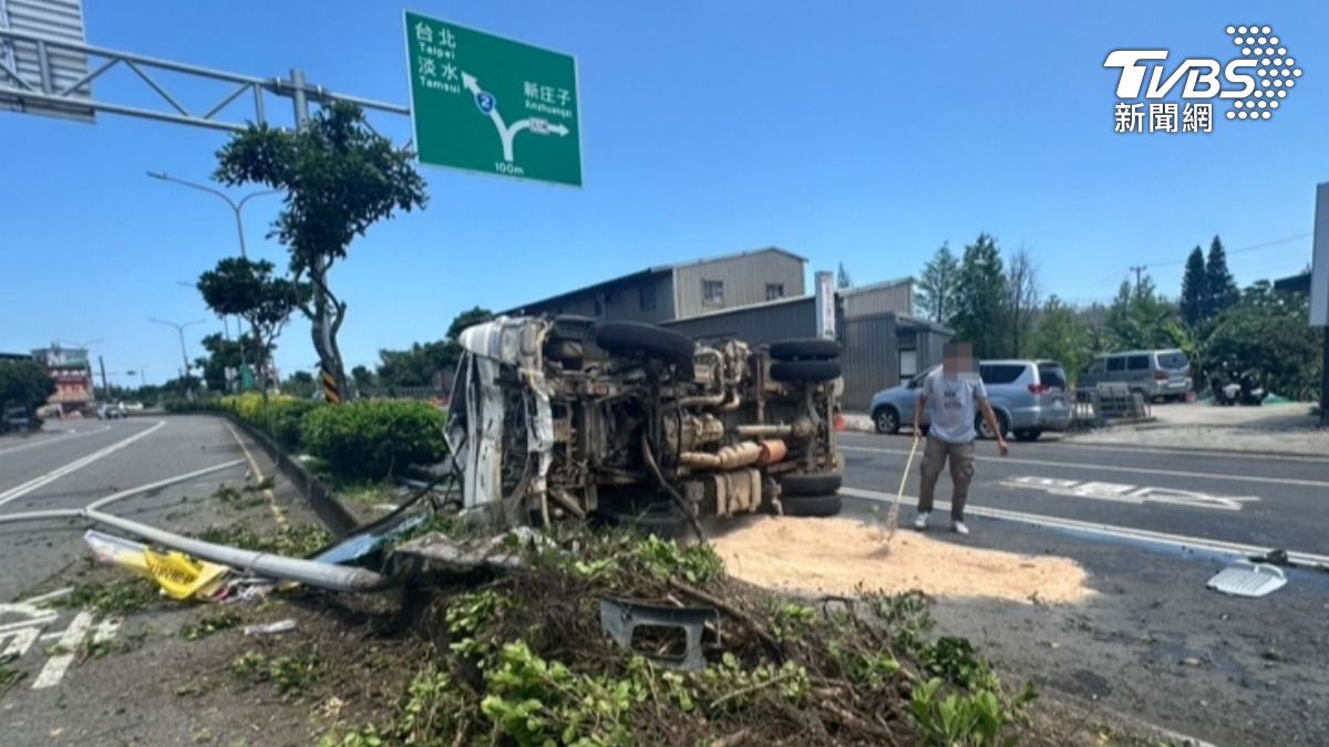 灑水車突爆胎翻覆！撞斷燈桿輾壓路樹，駕駛驚險脫困。（圖／TVBS）