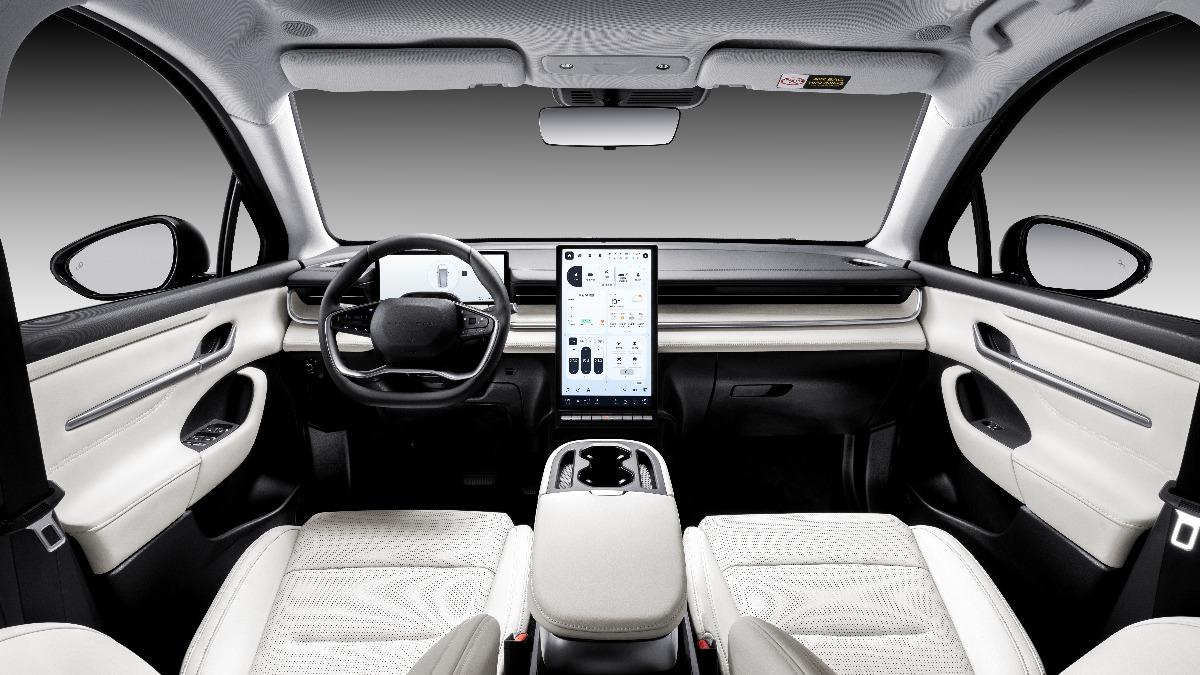 CAVIRA兩款車型均採入門即滿配,標配雙前座電動座椅、電動式出風口、四門隔音玻璃、電動充電口蓋等多項配備。(圖/鴻華先進提供)