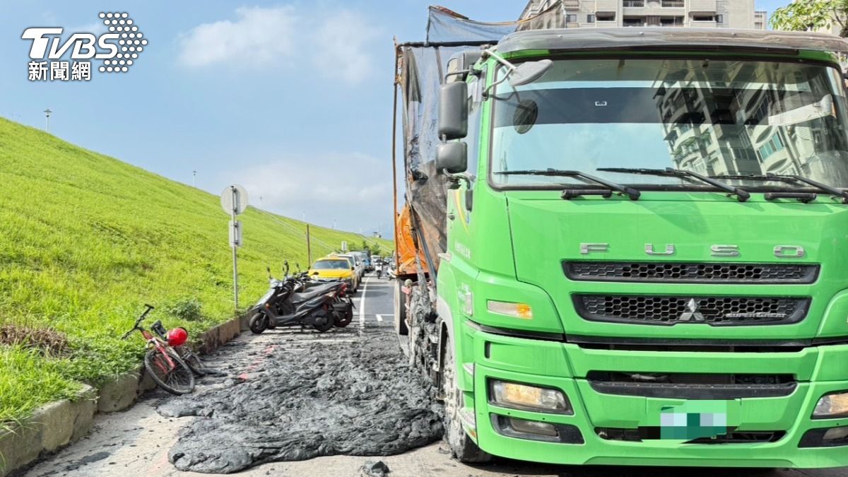 馬路全爛泥!他開砂石車沿路狂漏 蘆洲環堤大道交通受阻