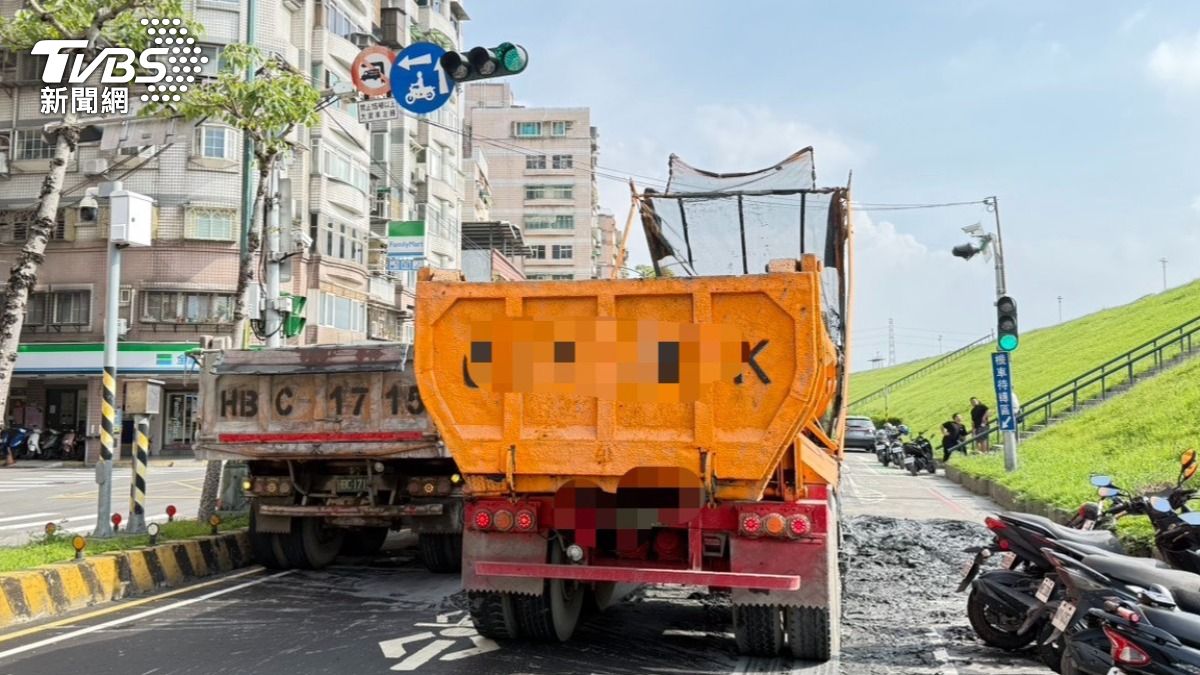 現場道路受阻，警方獲報到場後空出內側車道，讓後方用路人得以通行。（圖／TVBS）
