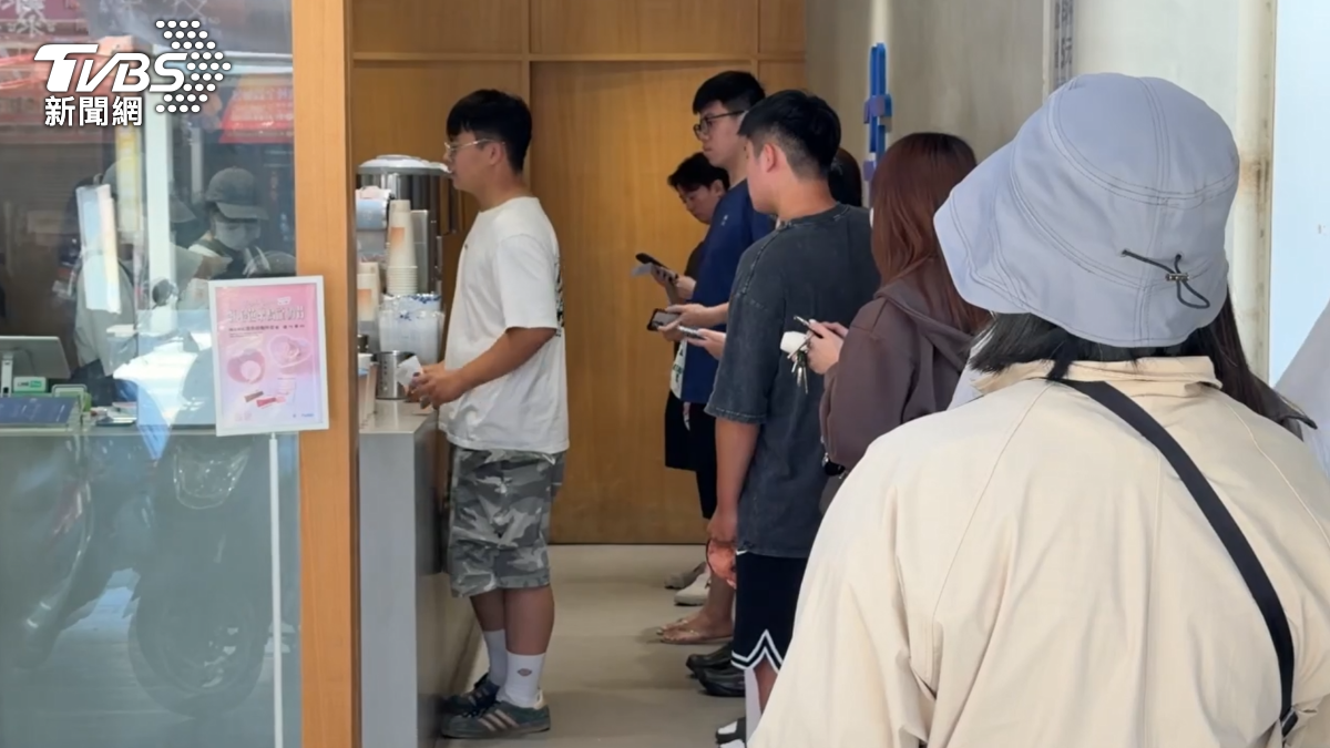 看準韓團效應,但每間門店只有少量50個贈品,活動卻開放現場購買或是電話預定,部分分店沒有限購,模糊的遊戲規則讓不少消費者炸鍋(圖/TVBS)