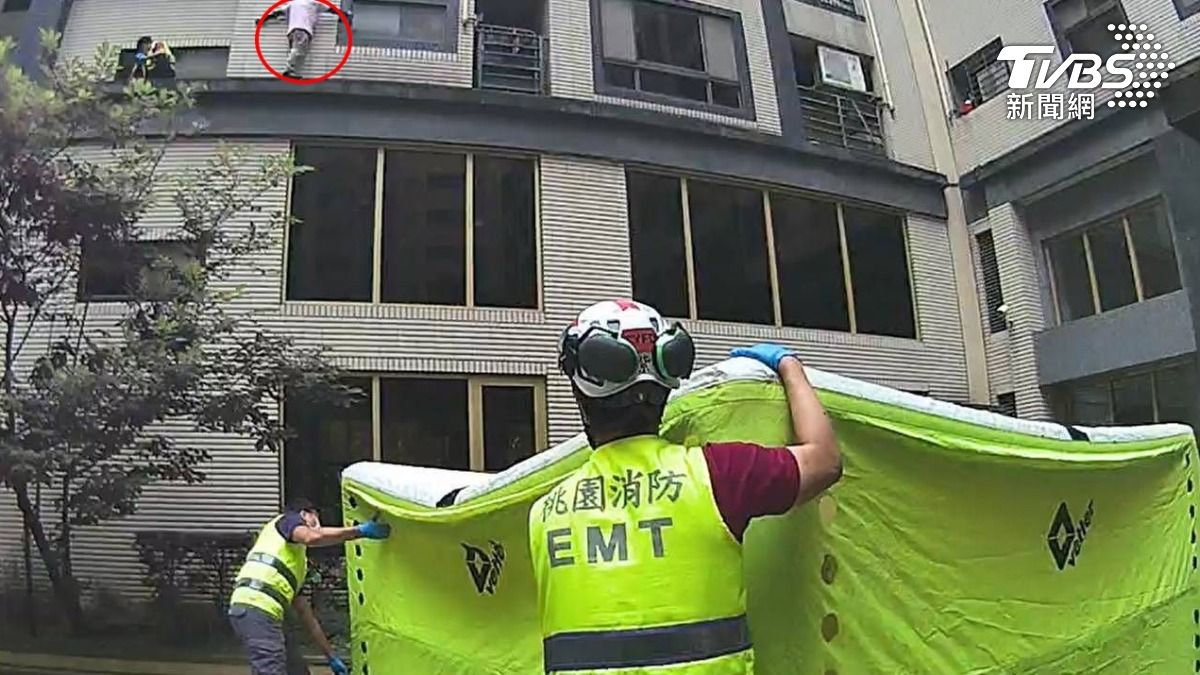 范男疑似因為卡太久手腳發軟,消防人員爬上平台將人安全救回。(圖/TVBS)