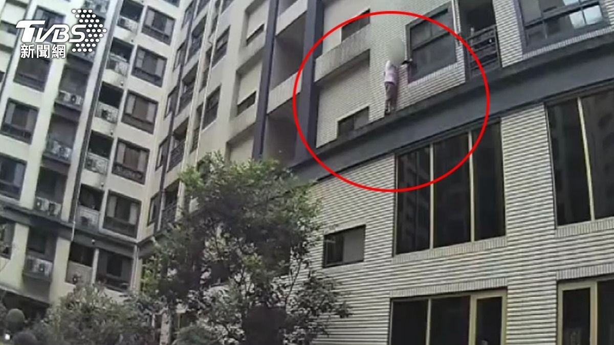男子徒手爬上住家牆外,窗戶卻鎖死,無奈卡在牆邊等待救援。(圖/TVBS)