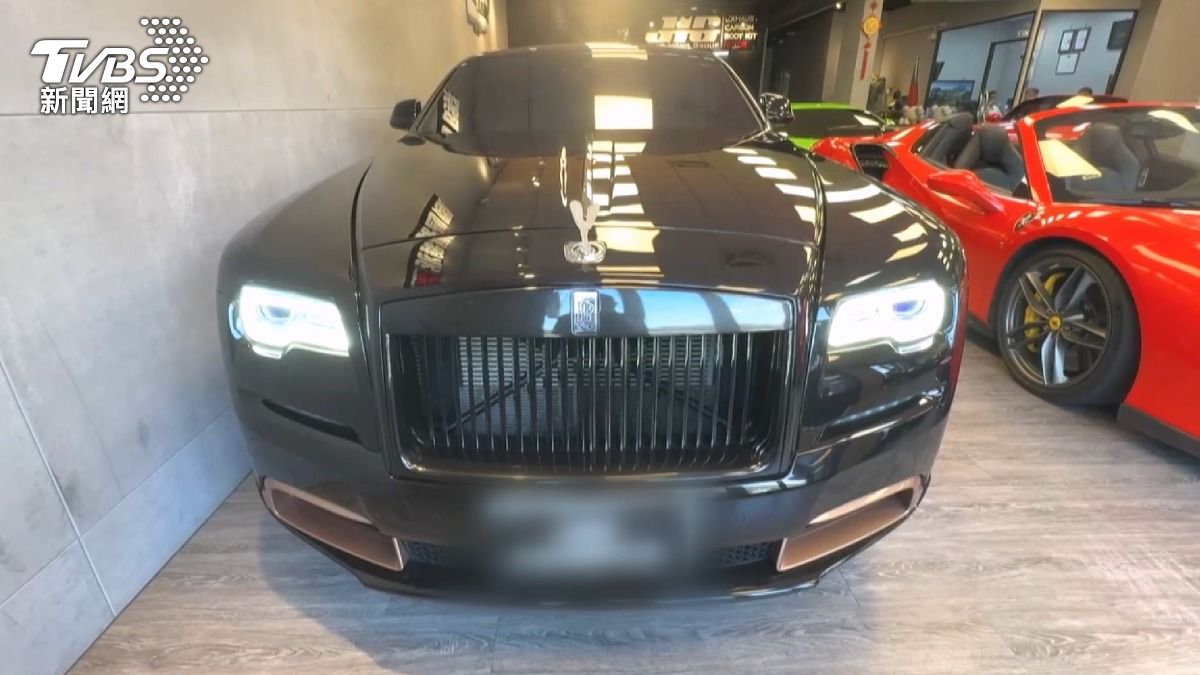 超稀有! 玫瑰金星空頂勞斯萊斯上路吸睛,二手車行挺友不租車,破億豪車隊送亡者。(圖/TVBS)