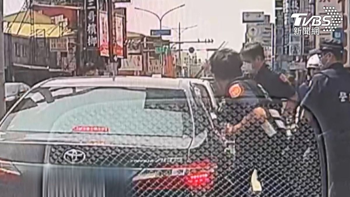影音/搭計程車拒付還搶鑰匙!男逃至台南 警破窗逮2人查槍+毒