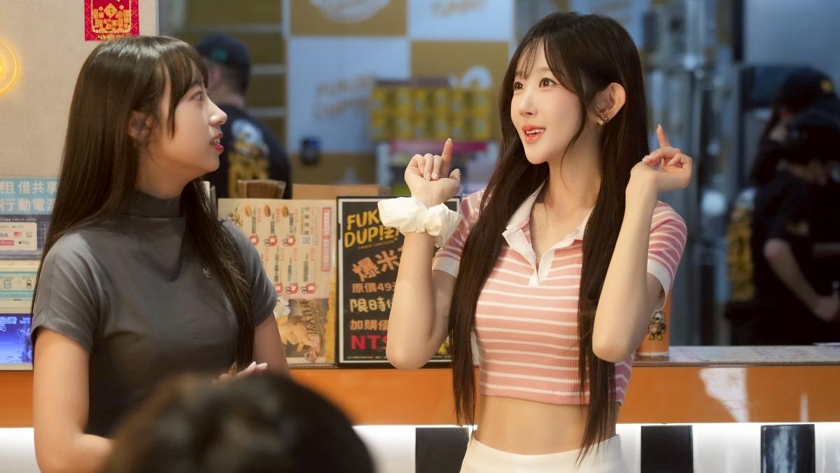 吳瑞律開心的介紹自己為何喜歡法大炸雞。(圖/首湛創意提供)