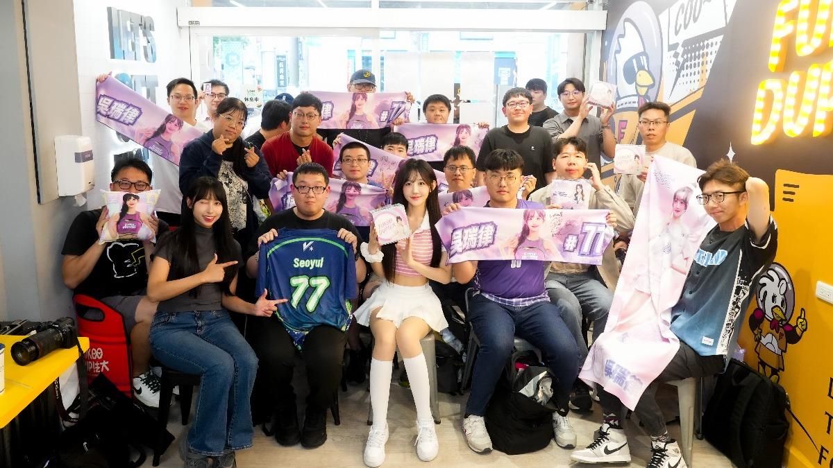 吳瑞律前來的粉絲簽名合照。(圖/首湛創意提供)