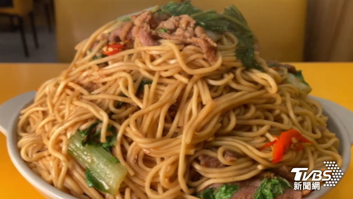 台北以大份量羊肉炒麵聞名的「新東羊」內用羊肉炒麵從100元變成120元。(圖/TVBS)