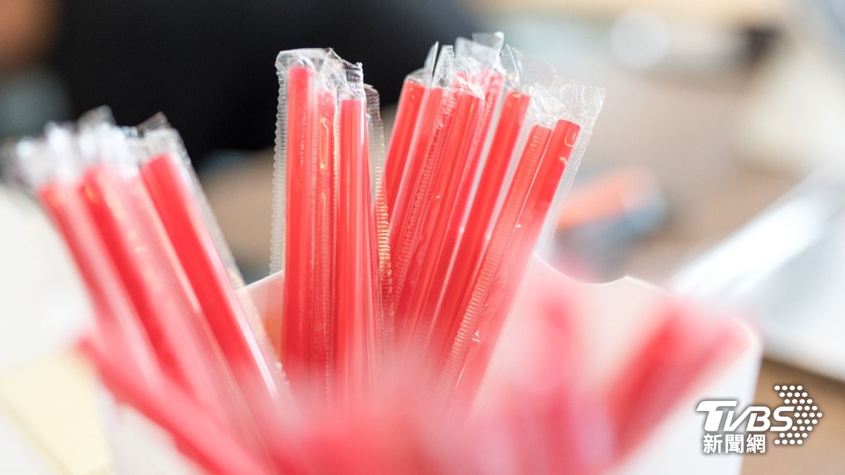 吸管套柔軟且薄，會緊緊貼在呼吸道上，極為致命。（示意圖／shutterstock 達志影像）