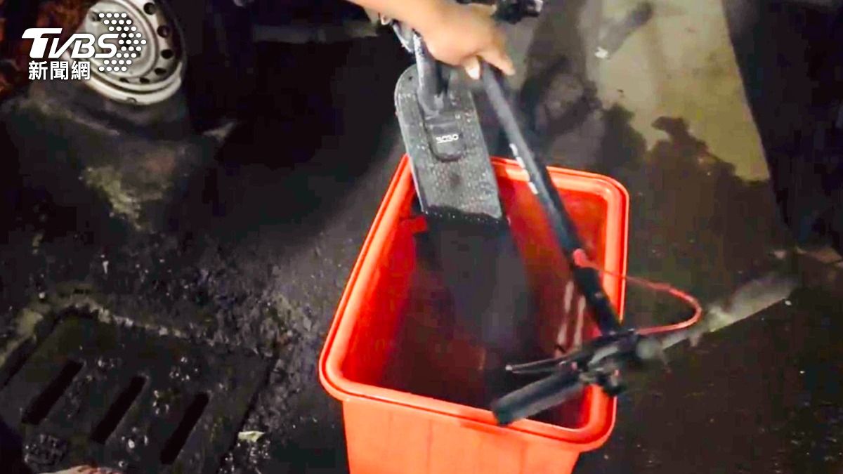 電動滑板車「沒充電沒使用」突冒煙 屋主秒拖戶外急滅火