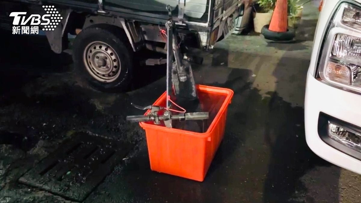 滑板車泡在水中降溫。(圖/TVBS)