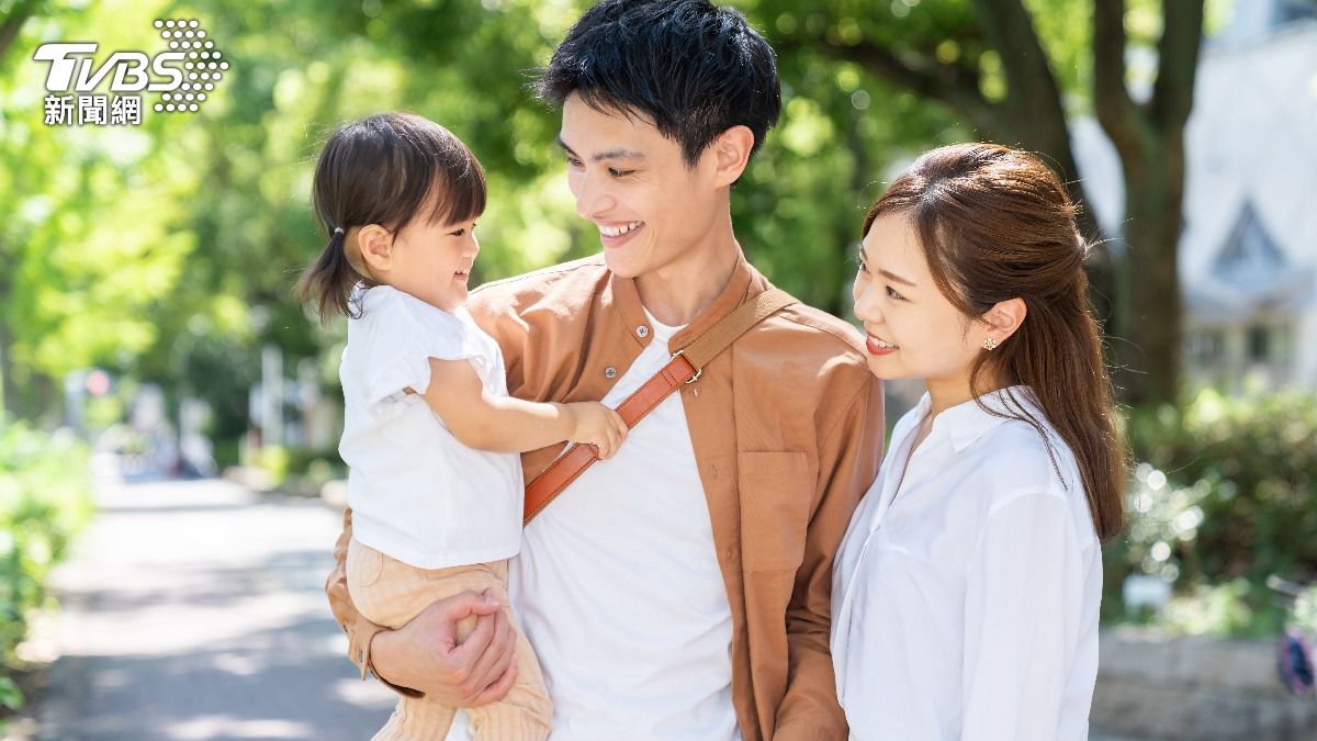 養小孩背後其實反映的是一整個家庭的財務壓力。（示意圖／shutterstock達志影像）