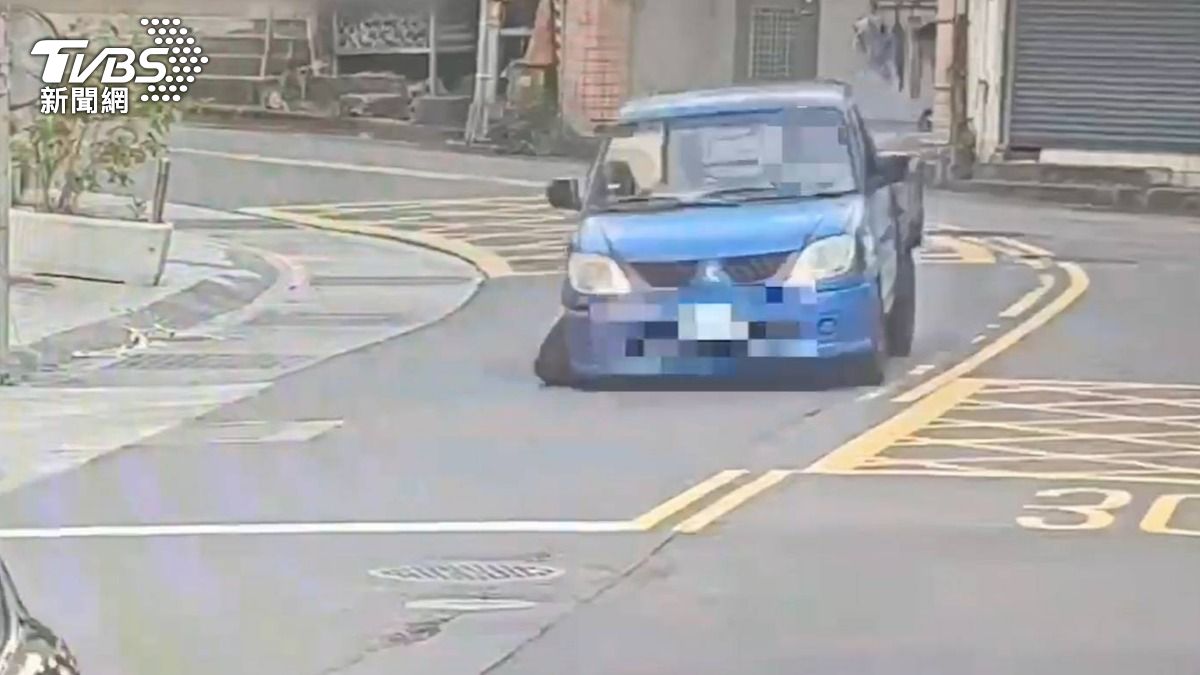 陳男駕駛的小貨車已經爆胎,他還不斷地空踩油門,詭異舉動讓路人報案。(圖/TVBS)