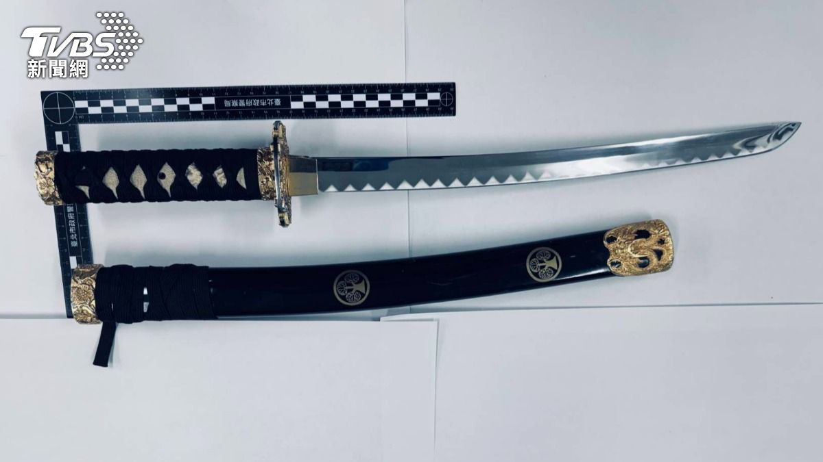 警方查獲武士刀。(圖/TVBS)