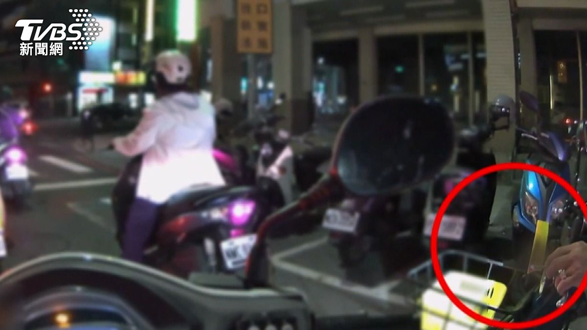 高雄左營區一名61歲黃姓男子騎車時邊抽菸，遭攔查不料他不僅拒絕配合熄菸，甚至嗆聲要員警把槍拿出來。（圖／TVBS）