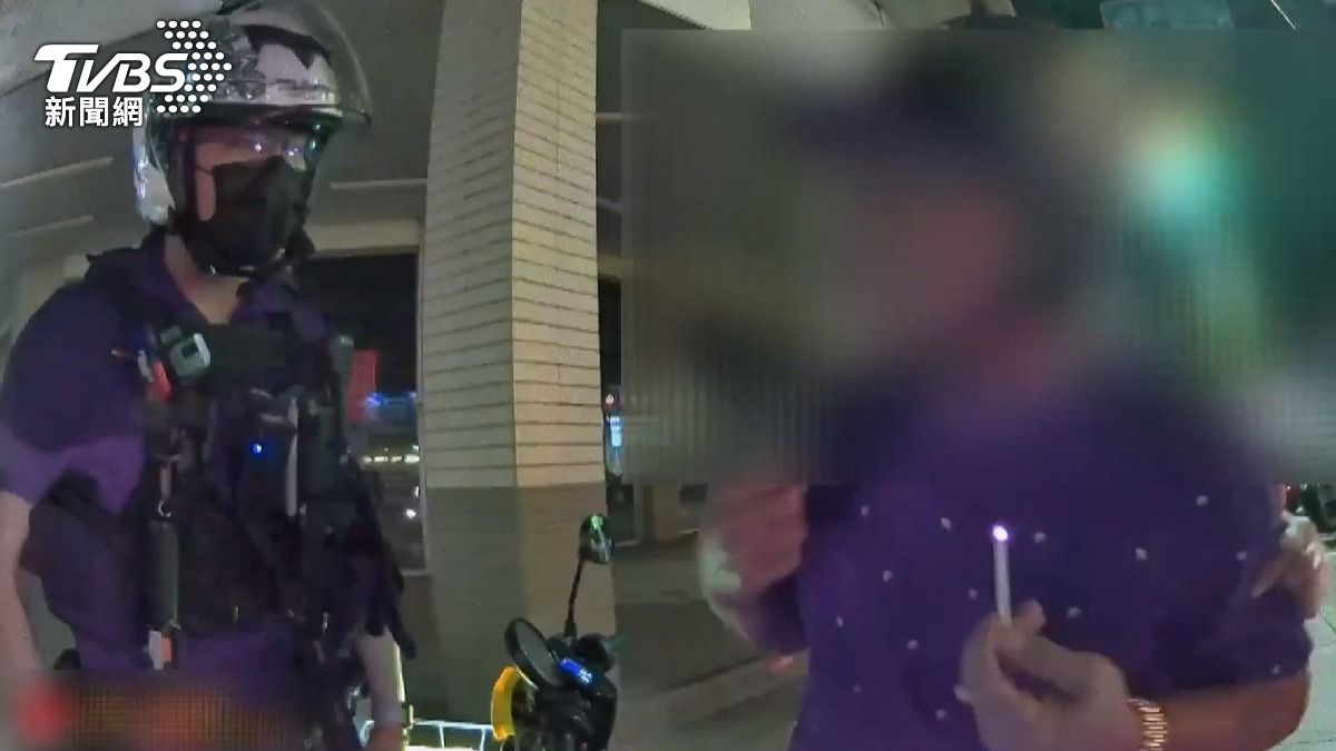 黃姓男子情緒越來越激動，竟化身教官般要求員警乖乖站好，甚至口出惡言辱罵。（圖／TVBS）