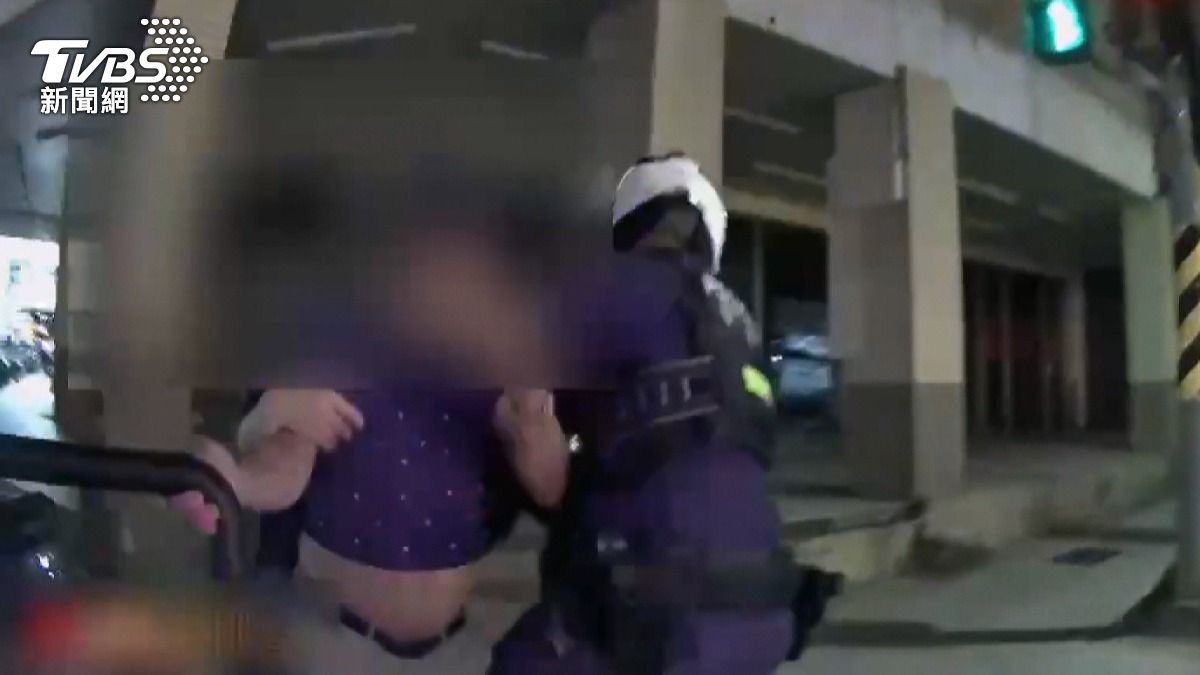 員警見狀立即採取行動，瞬間將黃姓男子壓制在地，但他的怒火仍未平息，頻頻挑釁員警。（圖／TVBS）