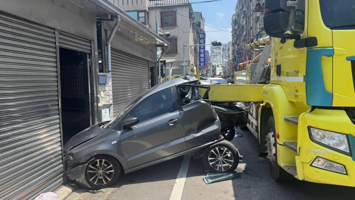 泵浦車的支撐架疑似沒有固定好,竟在轉彎時順著離心力滑出釀禍。(圖/TVBS)