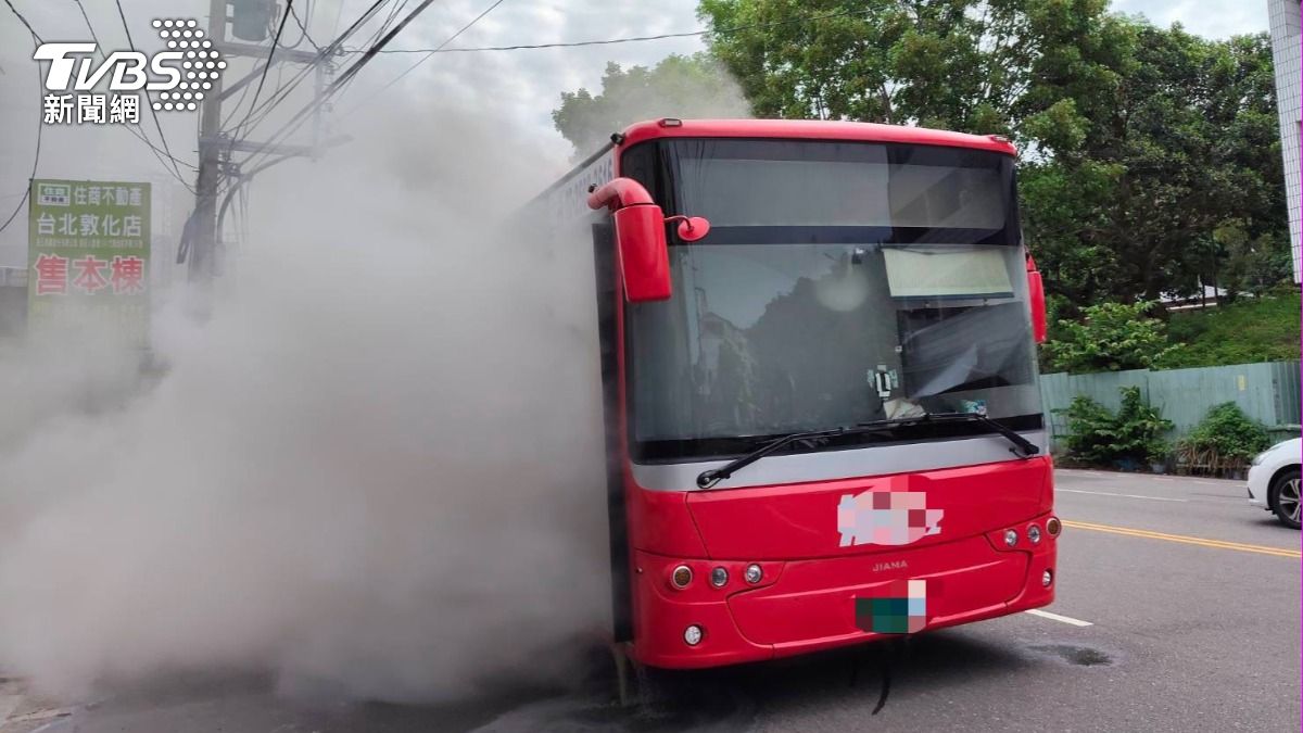 快訊/台中公車火燒車!冷氣鼓風機竄黑煙 司機嚇壞急停