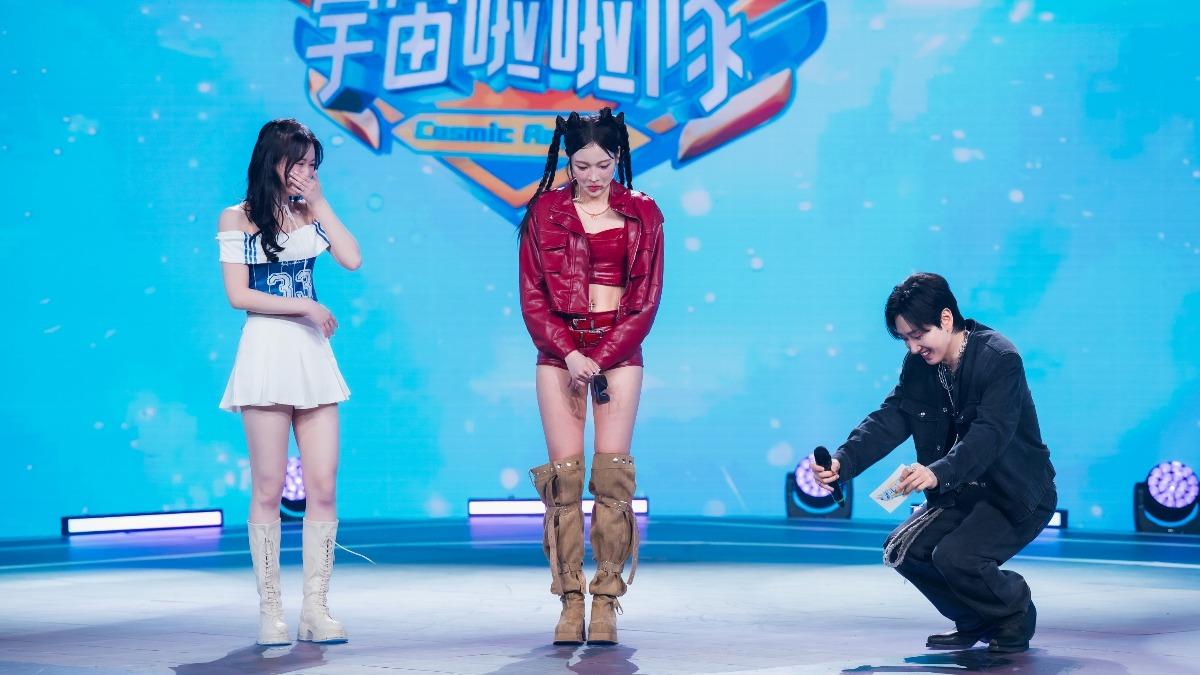 魚肉(左起)、海莉挑戰「16蹲」,一旁的MC銀赫也忍不住小試身手。 (圖/緯來電視網提供)