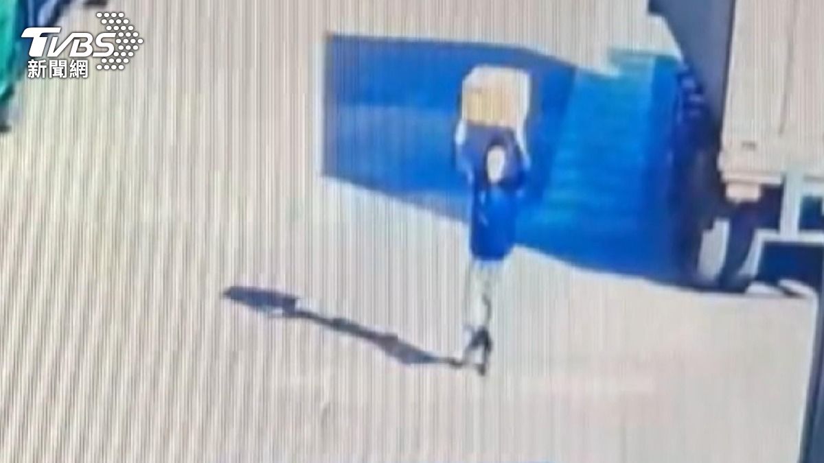 阮姓移工進入工廠後迫不及待，隨即衝往宿舍頂樓拆開包裹，整個過程全遭監視器錄影存證。(圖／TVBS)