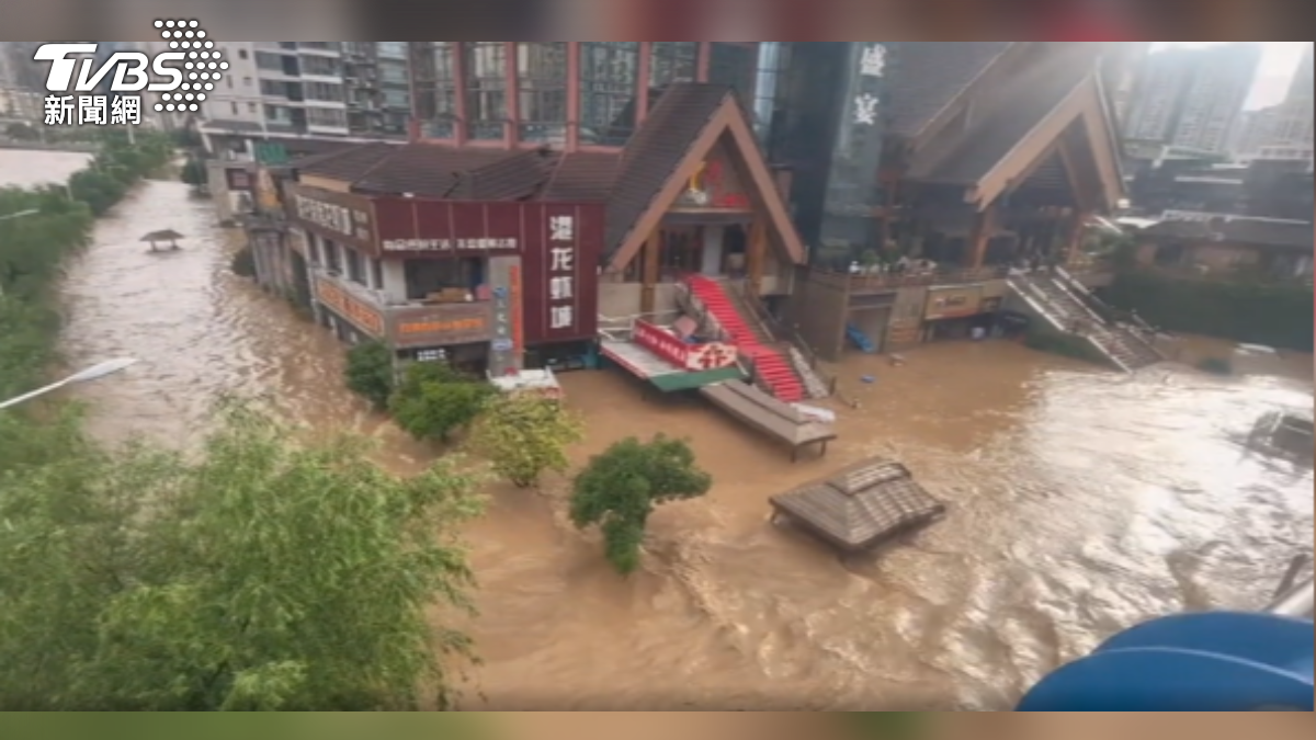 大陸南方多省近期遭逢強降雨侵襲,湖南、湖北累計至少8人死亡、15人失蹤。(圖/CCTV+)