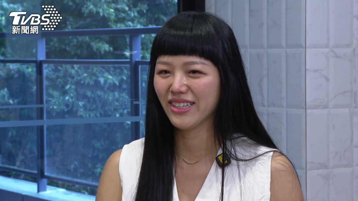 專訪時聊到親餵女兒的情況感性落淚。(圖/TVBS)