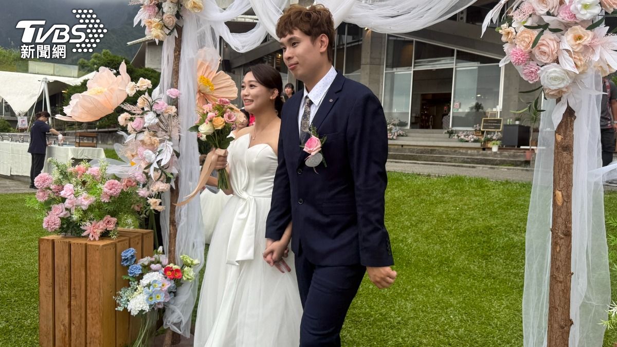 35對新人520華山觀止戶外完婚   山景綠地見證幸福時刻
