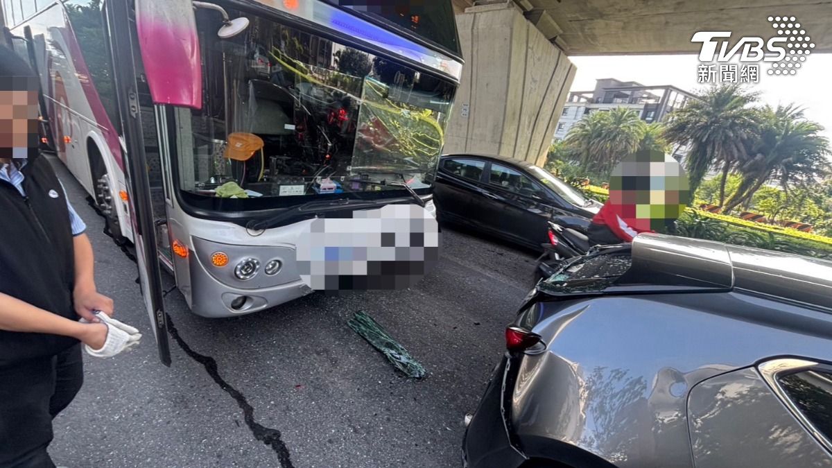 國光客運國5嚴重追撞「擋風玻璃全裂」 現場一度大塞車
