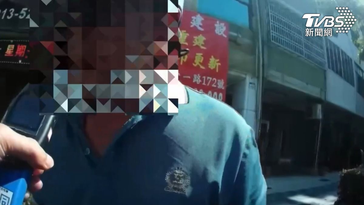 蔡姓員警接受酒測。(圖/TVBS)