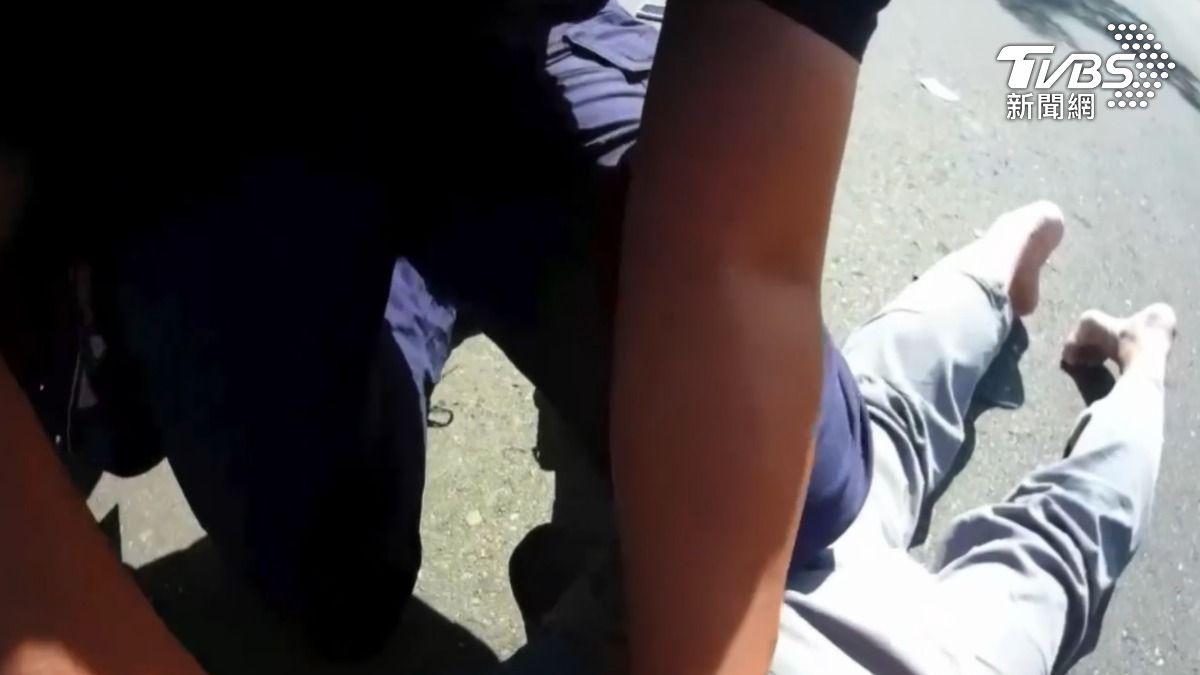 蔡姓員警騎機車輾過同事腳部,當場被依妨害公務罪嫌壓制逮捕。(圖/TVBS)